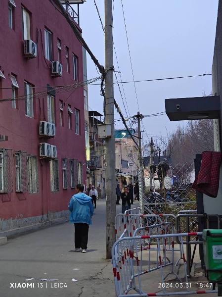 东辛店村口快递驿站右拐，经过公